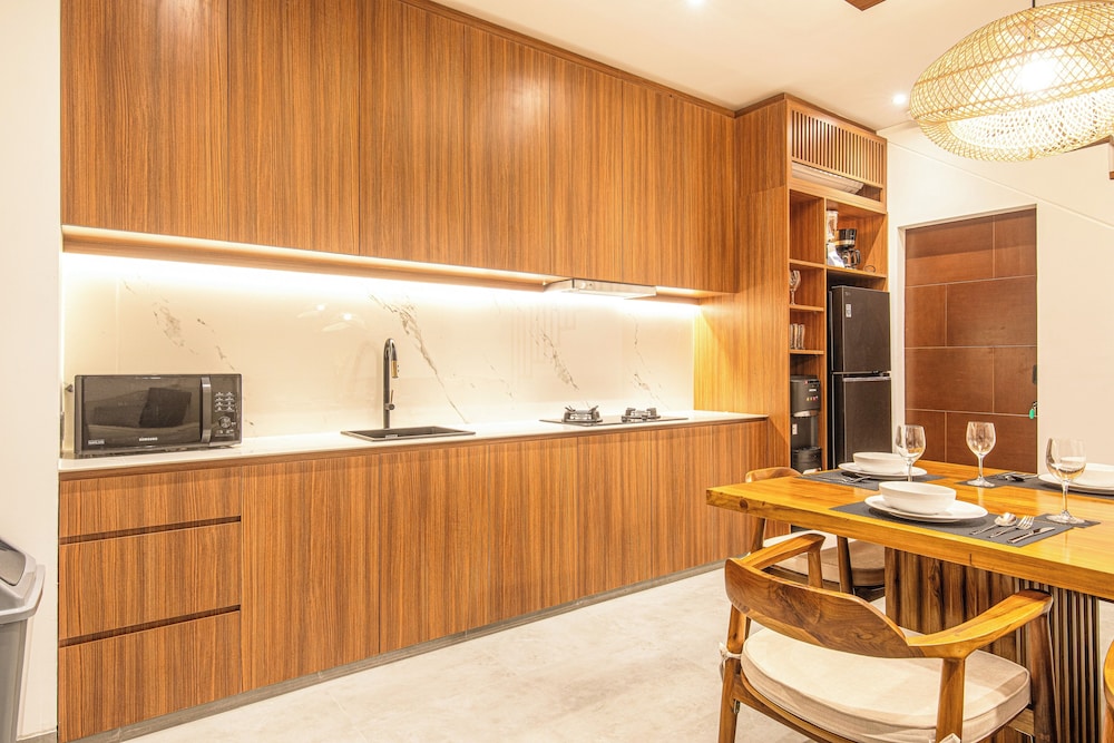 Exquisite 5BR Modern Villa 400m From the Ocean
