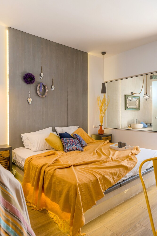 Kouros Home Hotel