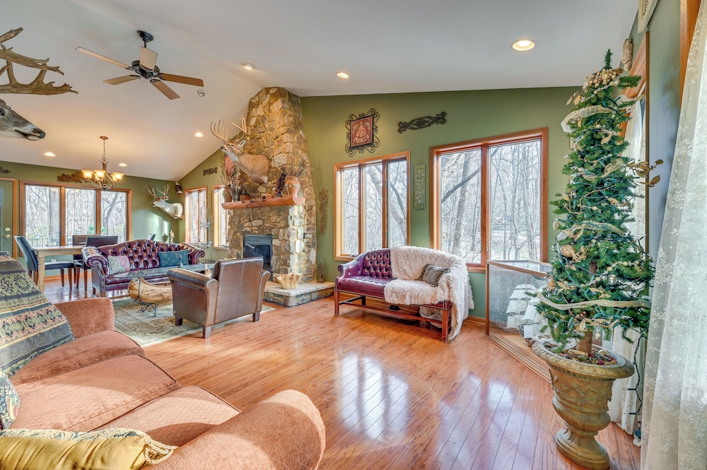 Walk to Saylorville Lake: Spacious Home w/ Deck!