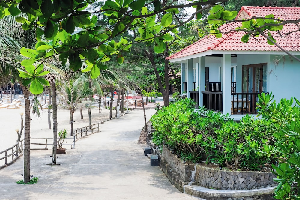 Bounce Beach Hotel & Tien Sa Resort