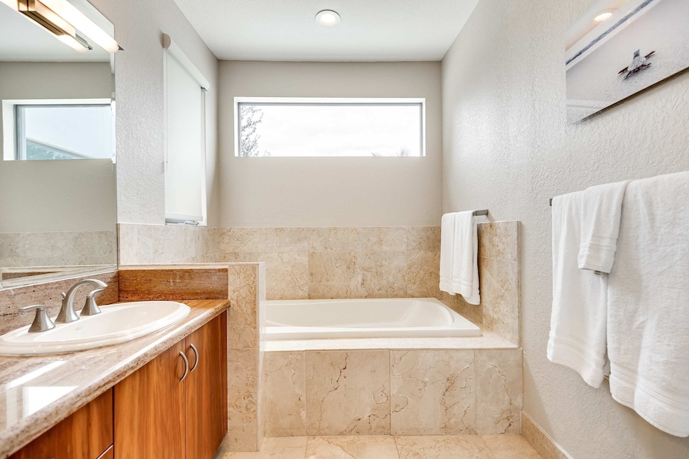 NEW 3-story Townhome With Pool Room Expansive Balcony Seconds Away From Las Olas