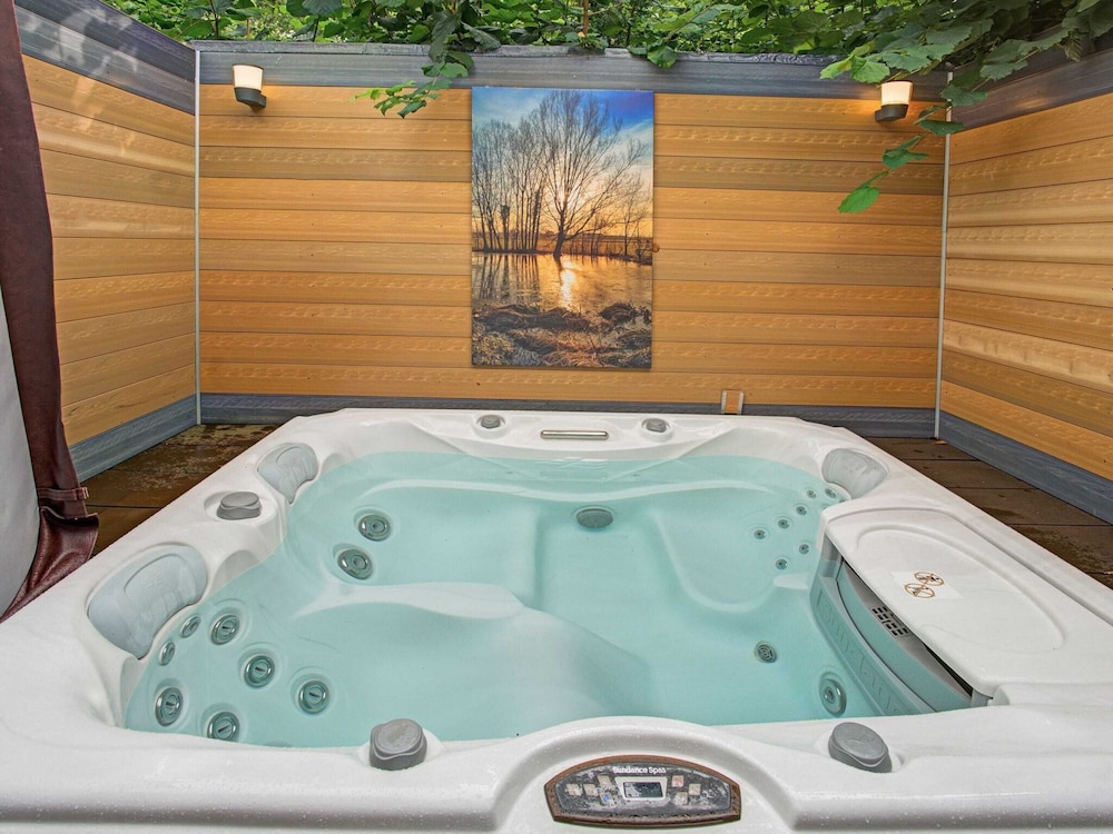 Picturesque Holiday Home in Oldenzaal With Jacuzzi, photo 54