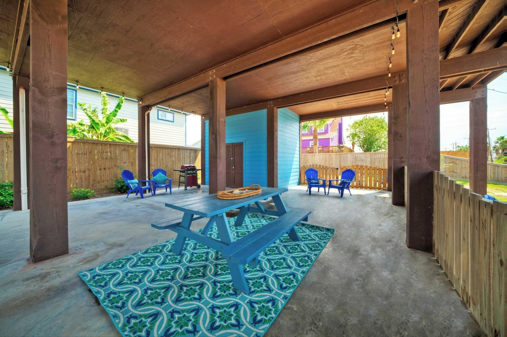 Sleeps 22 2 Homes w/ Private Pool, Game Room, Nature Views 7 BDR Avantstay