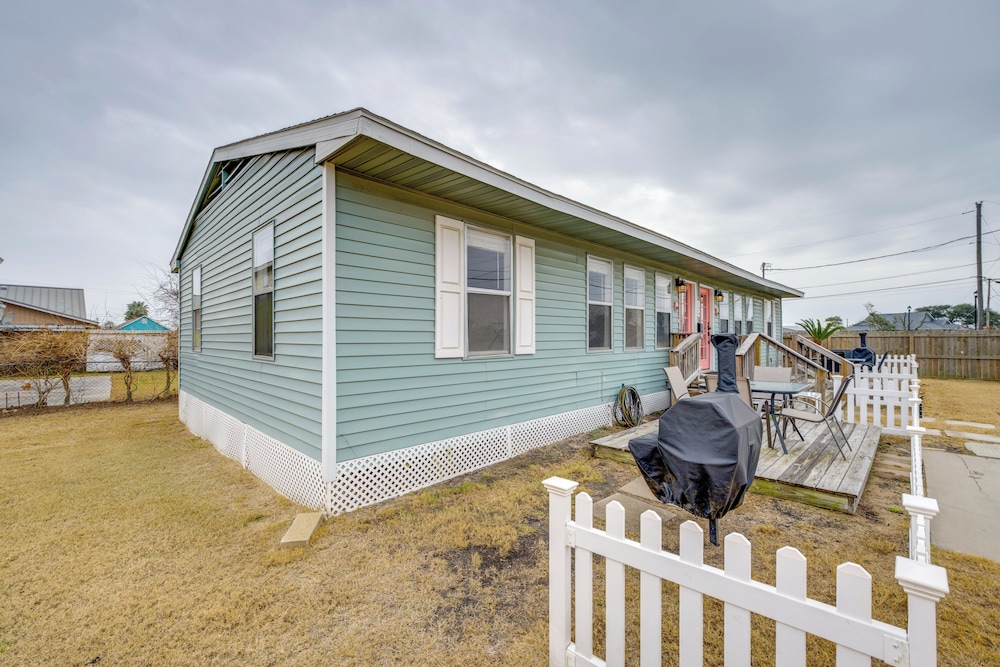 Walk to Beach & Pier: Updated Abode in Rockport!