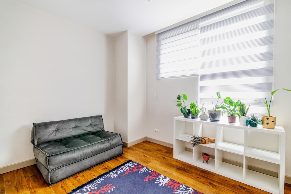 Chic Flat w Gym and Terrace 5 min to Kanyon Mall