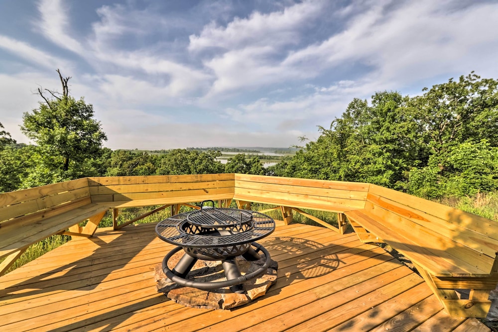 Rustic Lamar Cabin w/ Deck  Private Hot Tub - Property Image 11