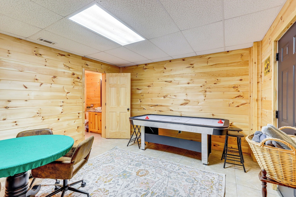 5 Mi to Dtwn Blue Ridge: Spacious Cabin w/ Hot Tub