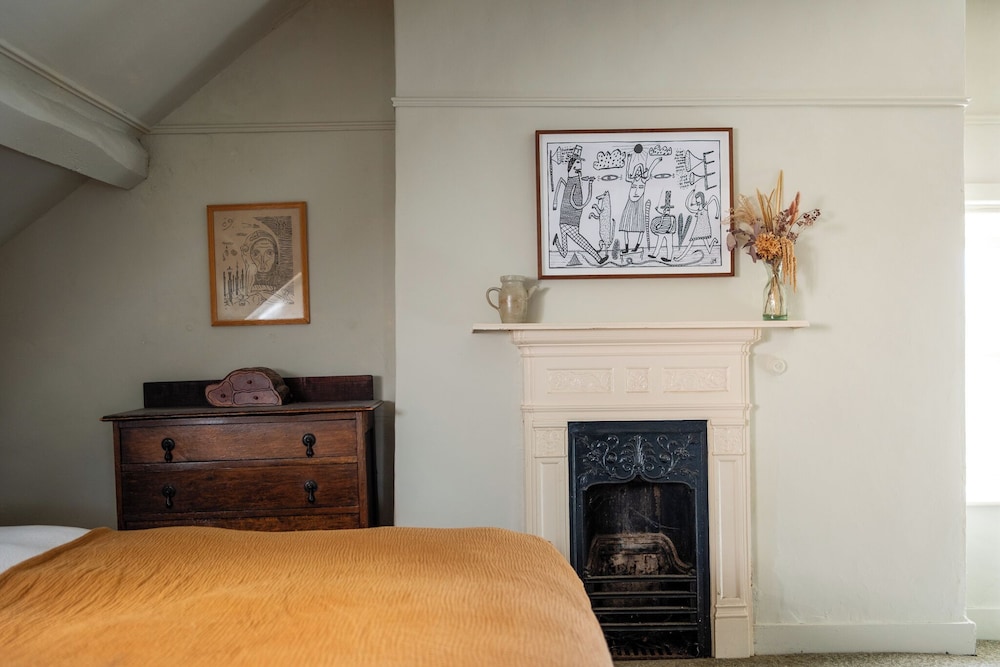 Stunning 8-Bedroom Home in Painswick