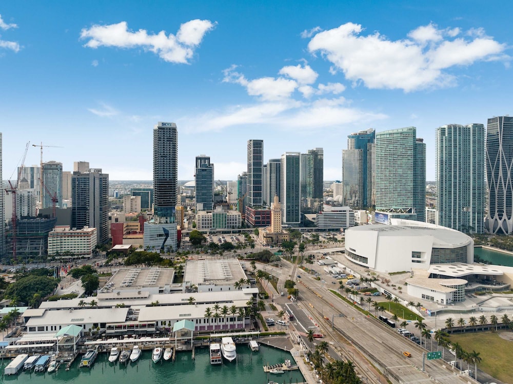 Bellini Breeze - Cozy Central Miami Pool and Gym