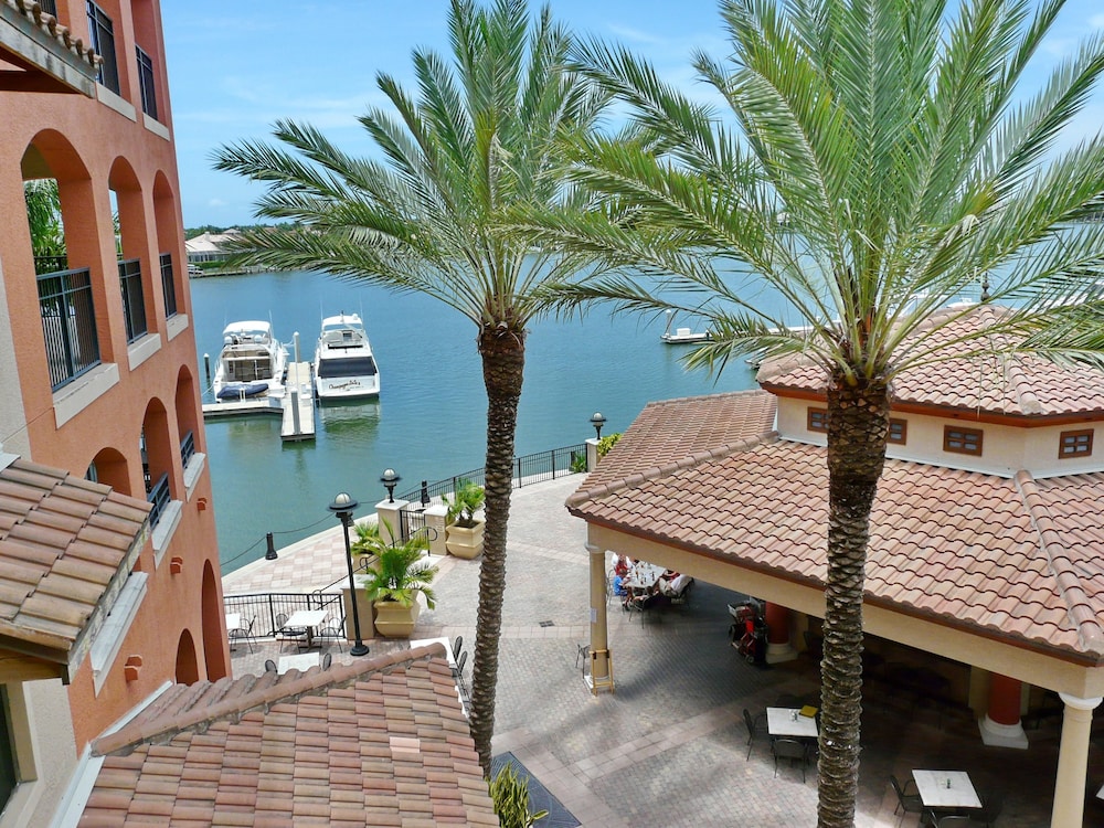 Luxurious Esplanade Condo Overlooking bay