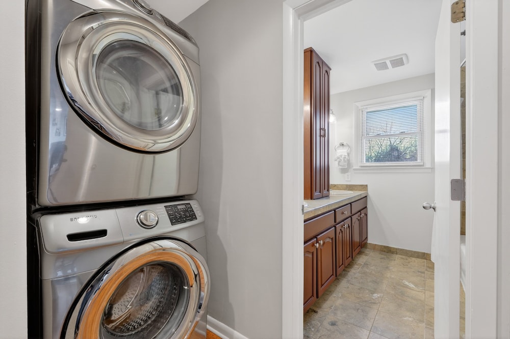 Quiet Retreat Near Opryland & Airport 4 Bedroom Home