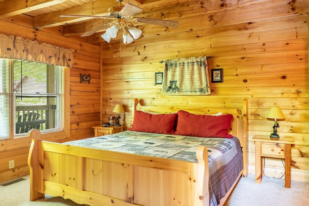 Relaxing Eagles Ridge Getaway Hot Tub