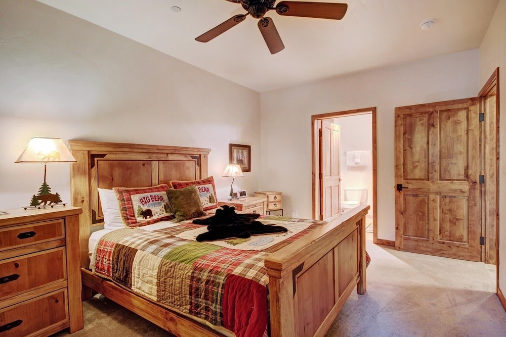 Timberline Cove 203 2 Bedroom Condo by RedAwning