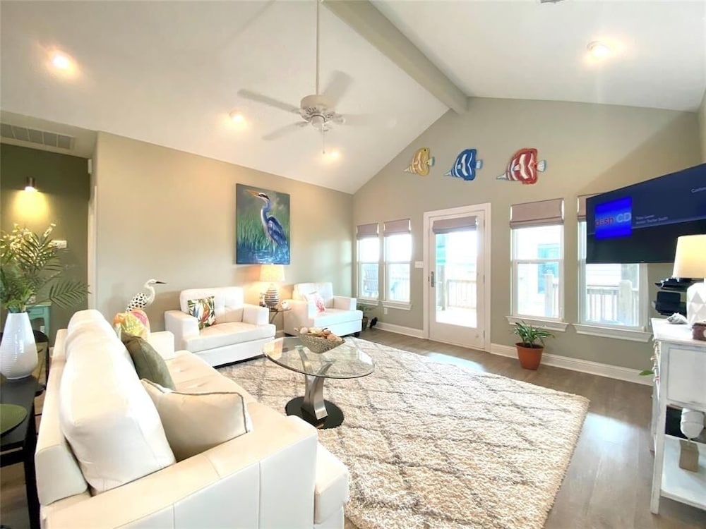 Sea Beauty 3 Bedroom Home by RedAwning view 2