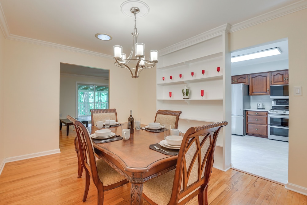 9 Mi to Historic District: Ellicott City Home!