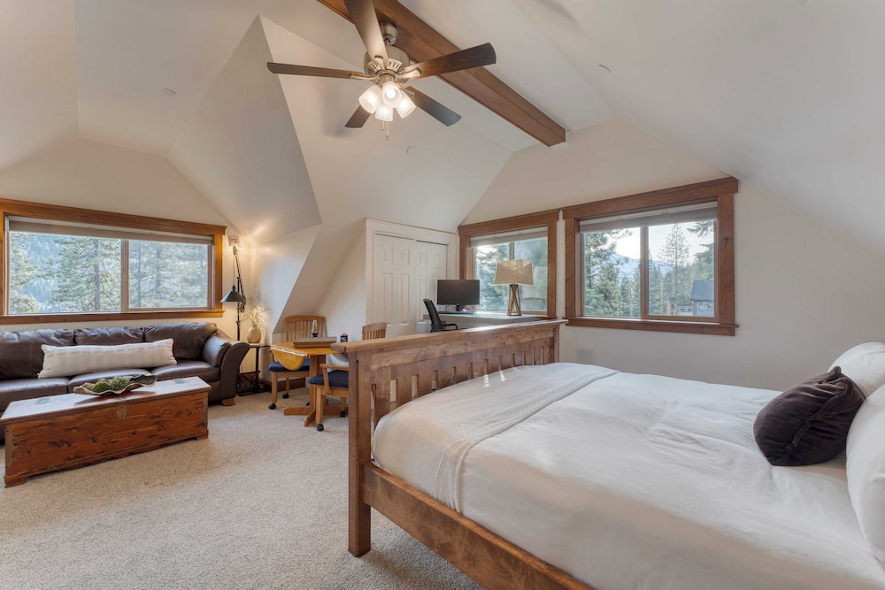 Denton by Avantstay Hot Tub, Deck w/ Fire Pit Near Skiing & Lake!