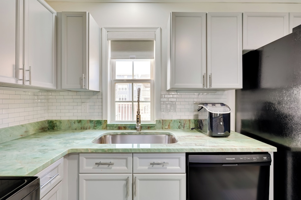 Walk to Ocean: Carolina Beach Condo w/ 2 Balconies