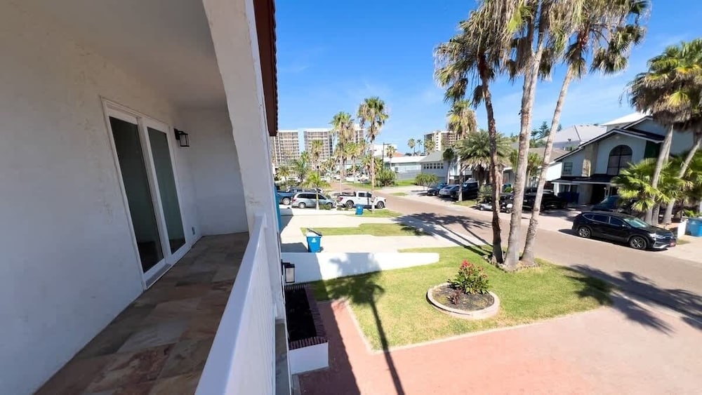 Fun Retro Island Vibe Sleeps 17 Beach 1 Block 4 Bedroom Home