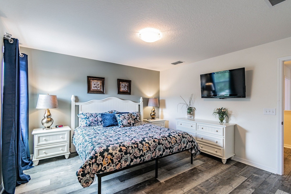 4BR Townhome w/ Pool in Bella Vida Resort