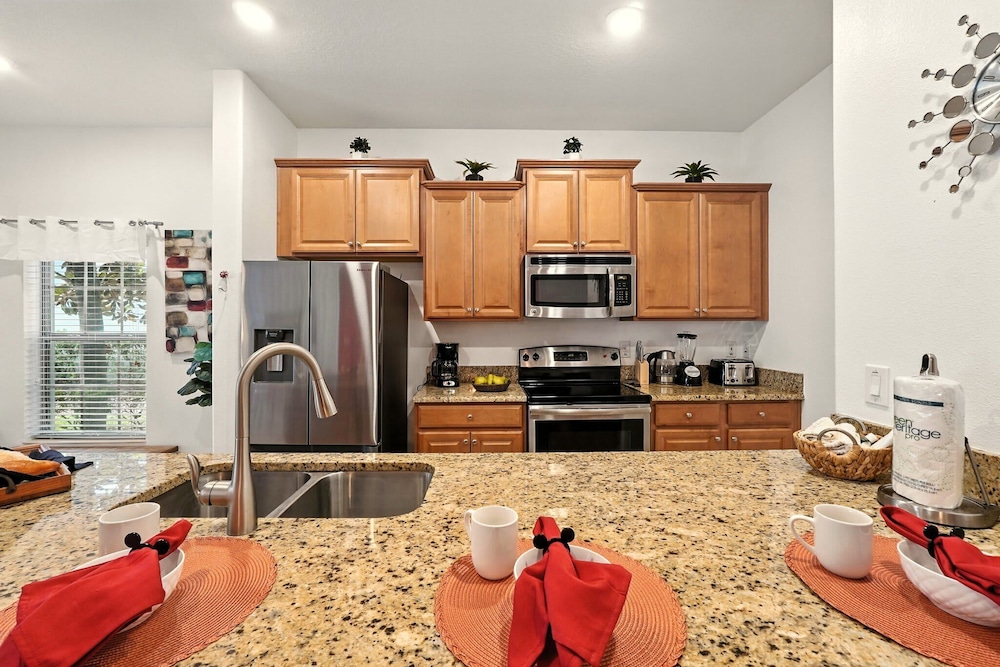 Vibrant 5BR Family Retreat in Storey Lake!