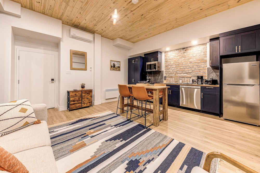 Historic Two Bedroom Facing Parliament