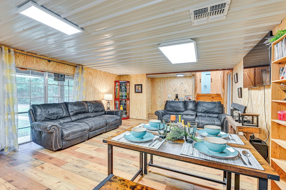Easy I-30 Access: Cozy Texarkana Apt w/ Essentials