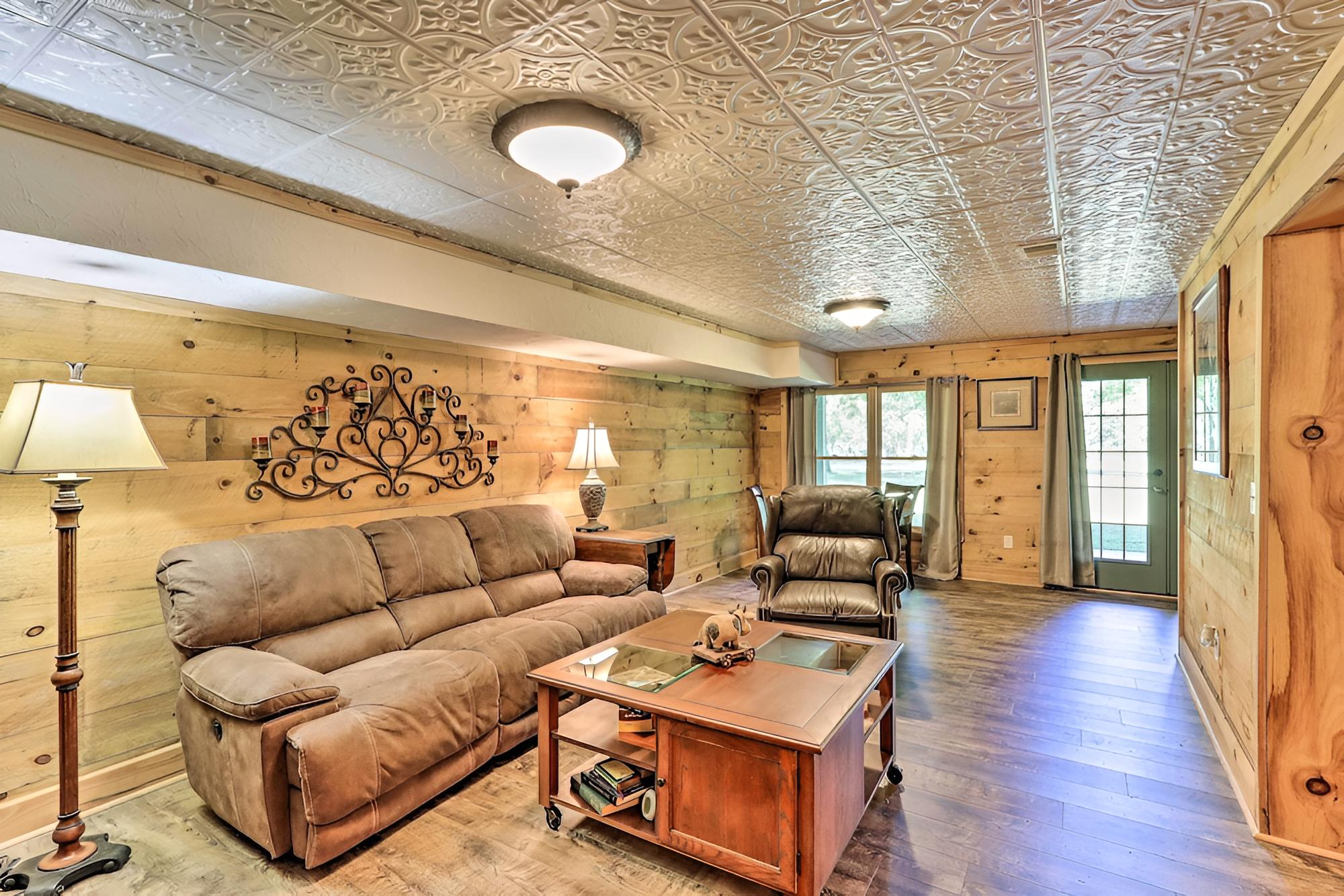 Cozy Brasstown Cabin: Deck, Grill + Kayaks! view 5