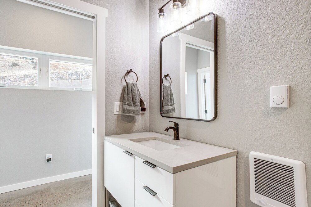 Walk to Trail: 'lookout Landing' Newly Built Home!