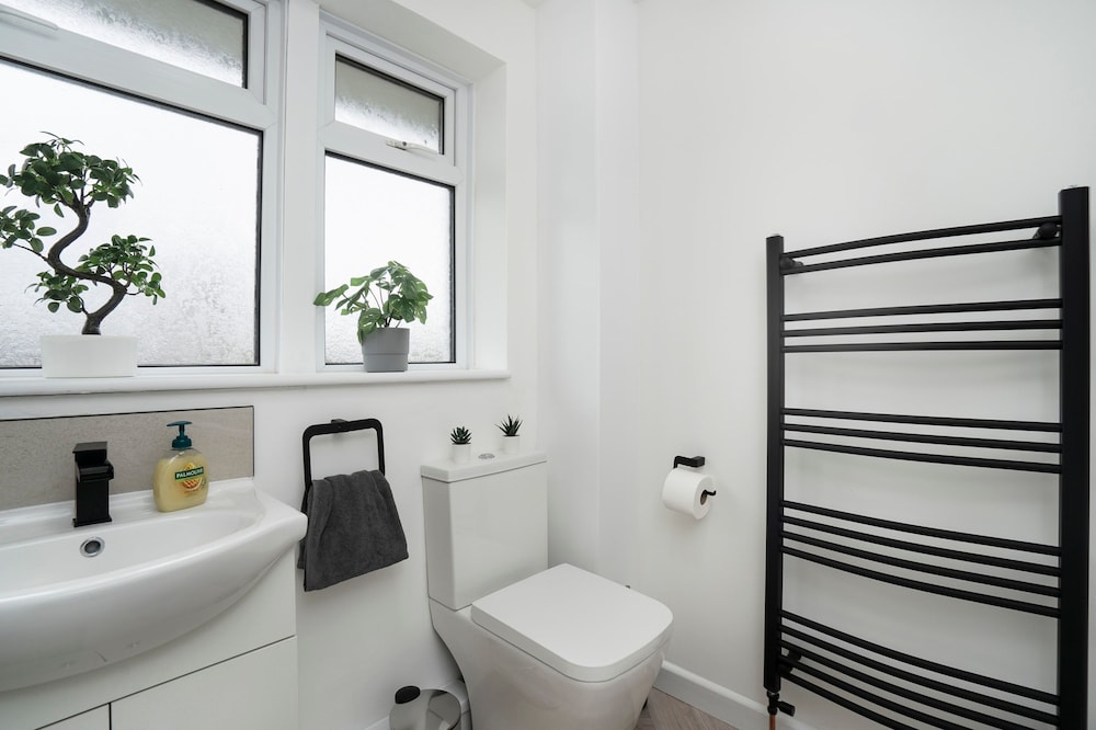 Modern 4 Bed House-free Parking