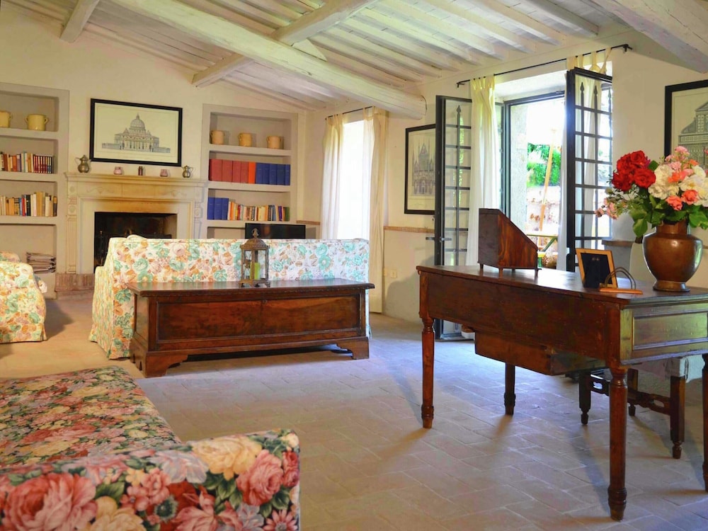 Villa in Rome With Pool & Garden photo 2