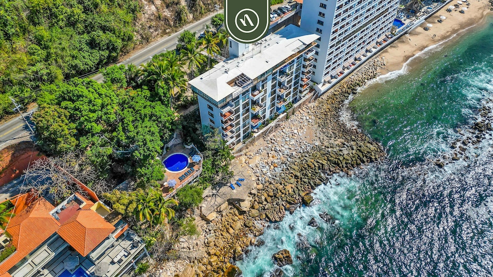 Oceanfront 2 BR Condo With Spectacular View - Pool