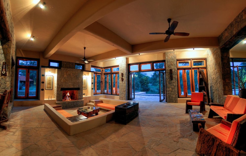 Pugdundee Safaris - Kanha Earth Lodge