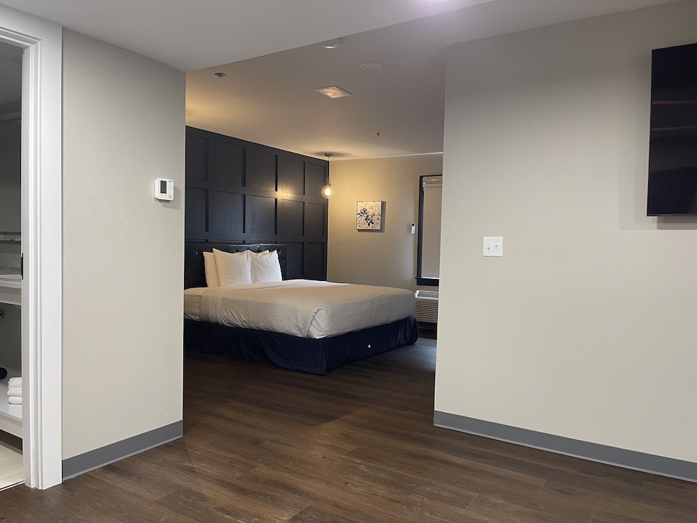 Bloomington Vacations - The Chateau Hotel and Conference Center - Property Image 88