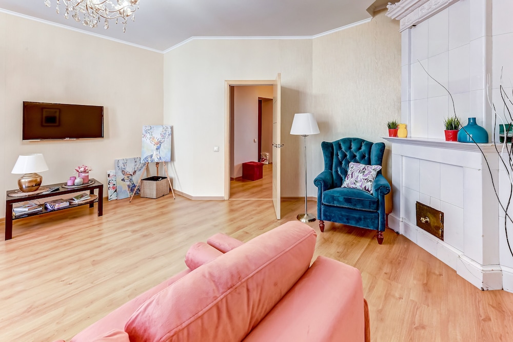 Home4day Central Apartment on Nevsky Prospekt