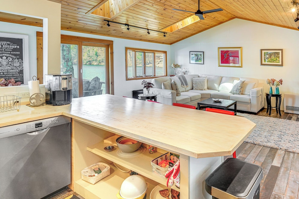 Watercrafts & Dock: Stunning Lakehouse in Becket!