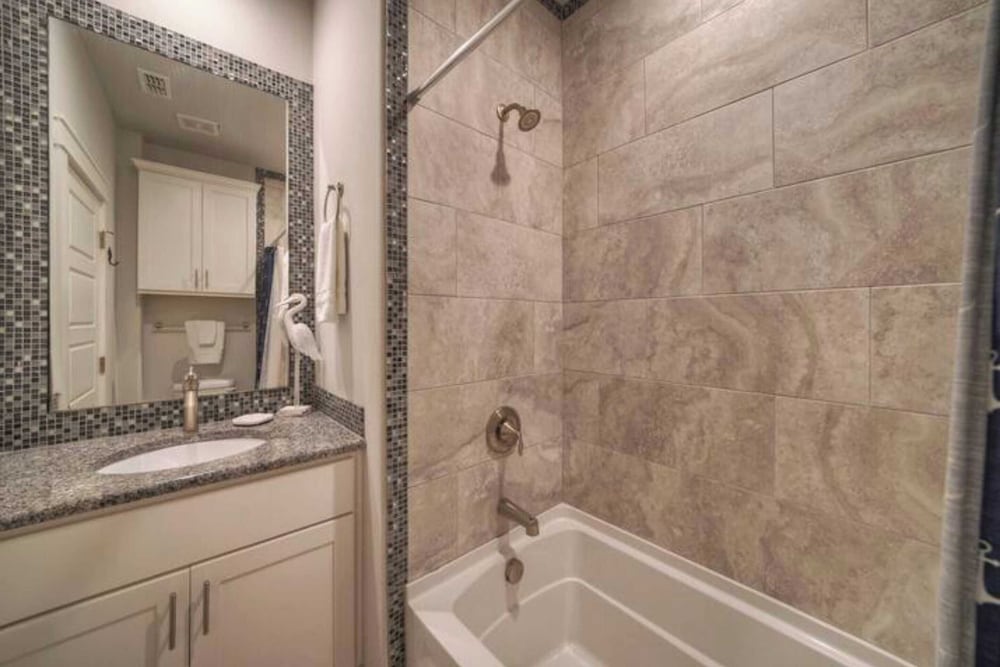 2 Homes in Las Palmeras by Avantstay Sleeps 18, Resort Pool + Private Patio Walk to Town, Golf Cart Zone