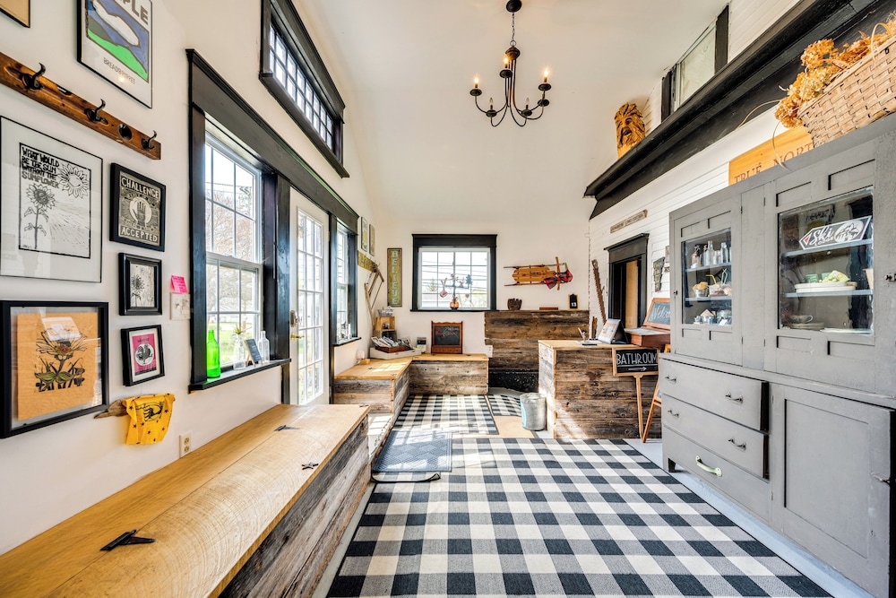 True North Farm House - Historic Family Home