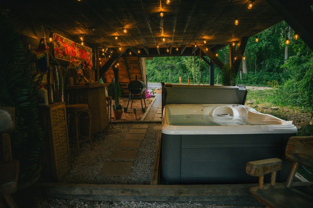 Treehouse Hot tub on 60 Acre Farm Near Downtown