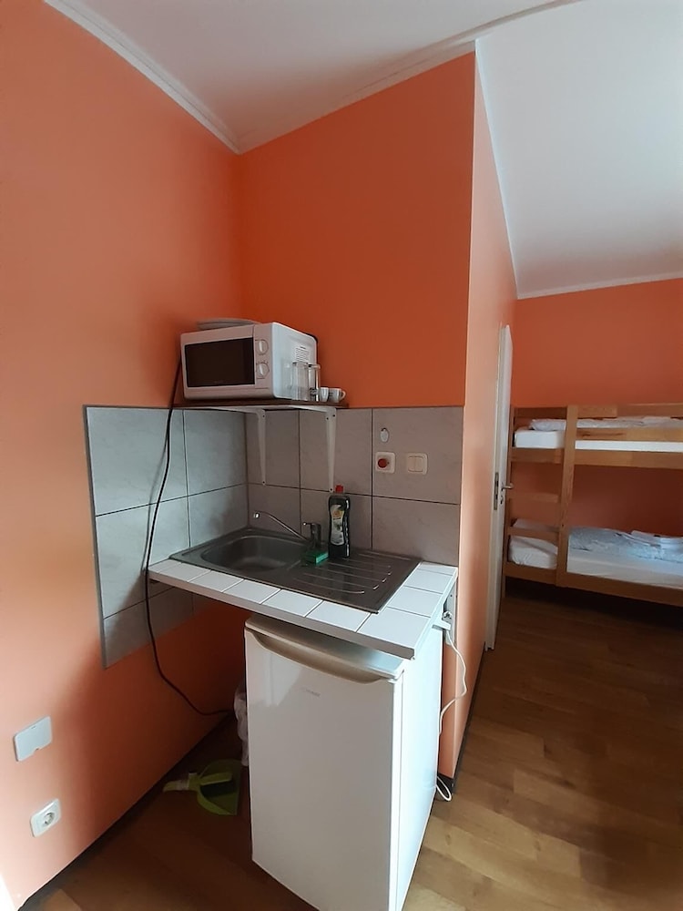 2-Rent Group Hostel Rooms&Apartments TUB19A