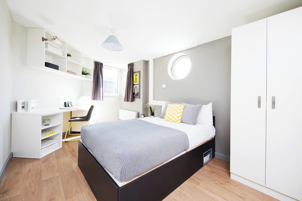 Student Only Ensuite Room in Apt London