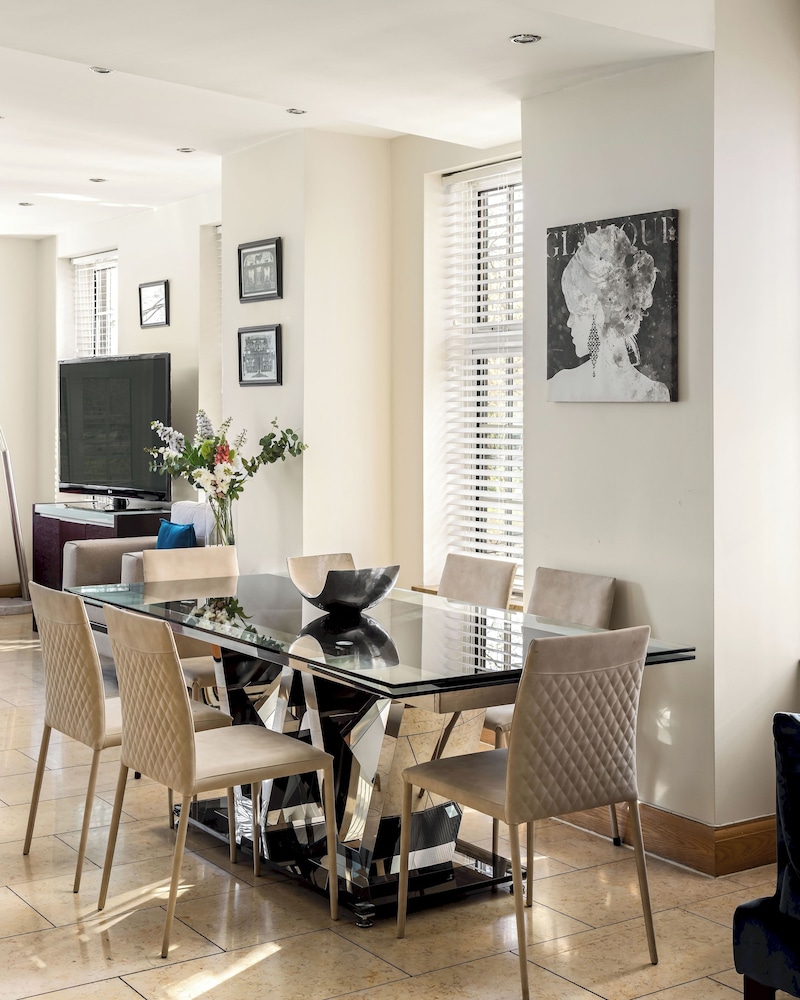 Park Lane 4-bed Mayfair Family House