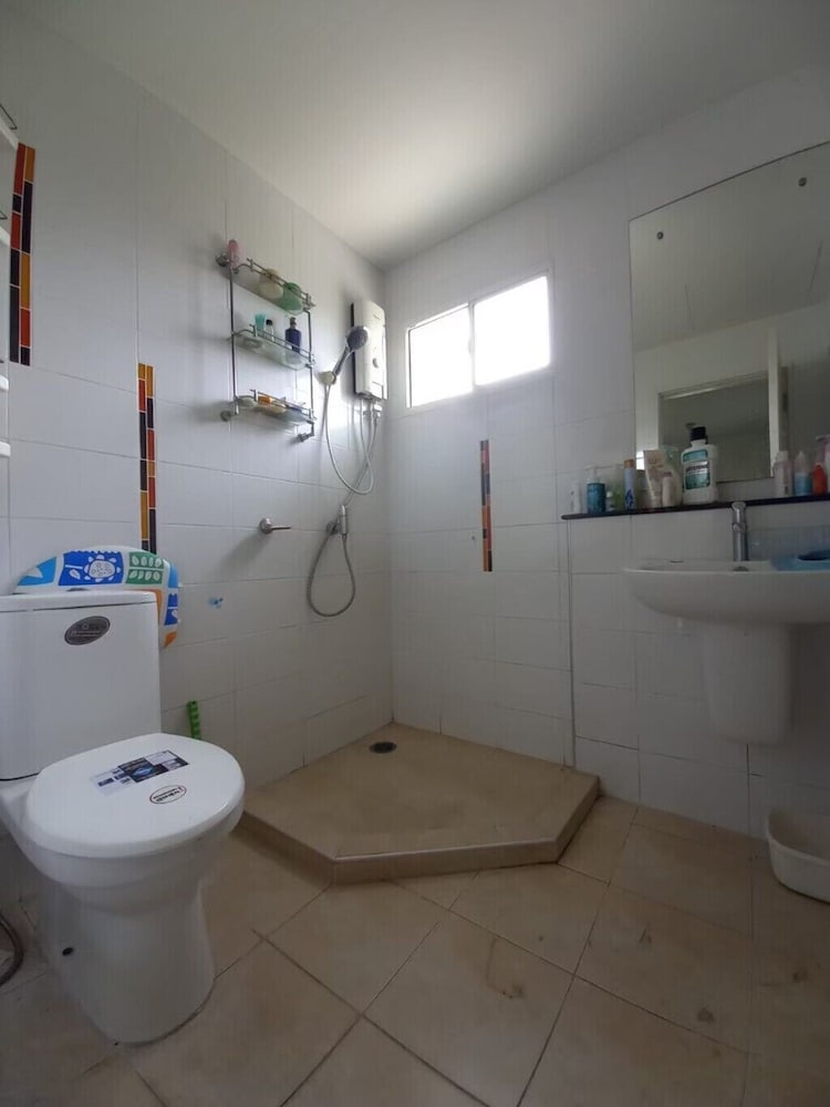 Spacious Entire House With Shared Fitness Room and Shared Indoor Pool in Club