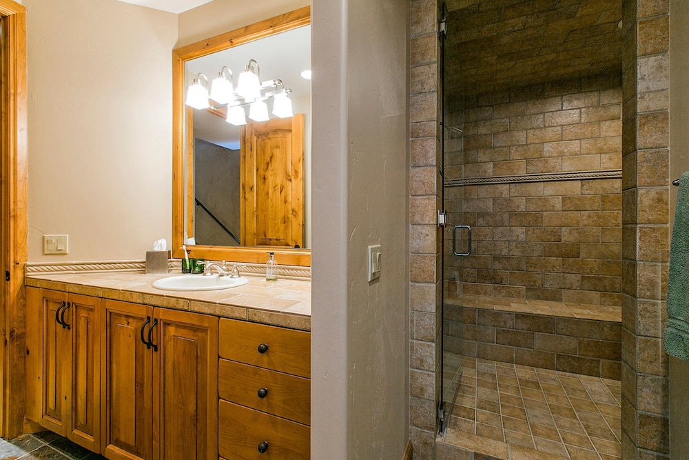 Telemark Luxury Retreat by Avantstay Stunning Views w Hot Tub Theatre Room and Pool Table