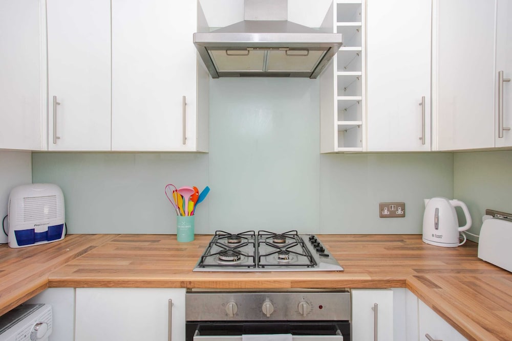 Modern & Spacious 2 Bedroom Flat Near Clapham Common