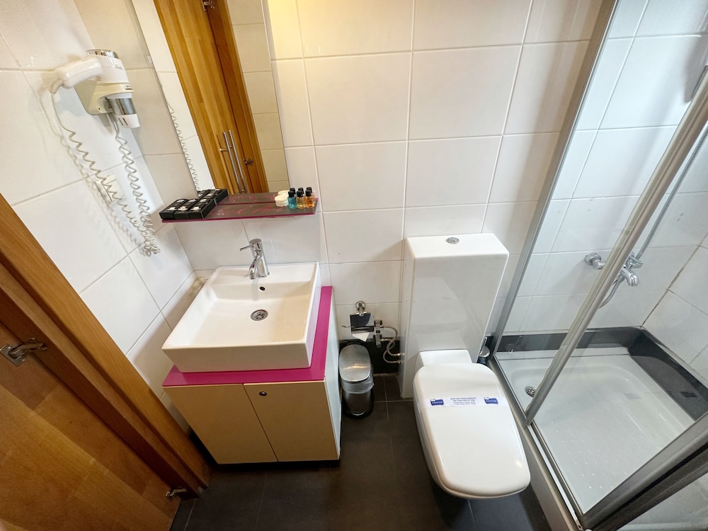 Black Art Otel - Image 45