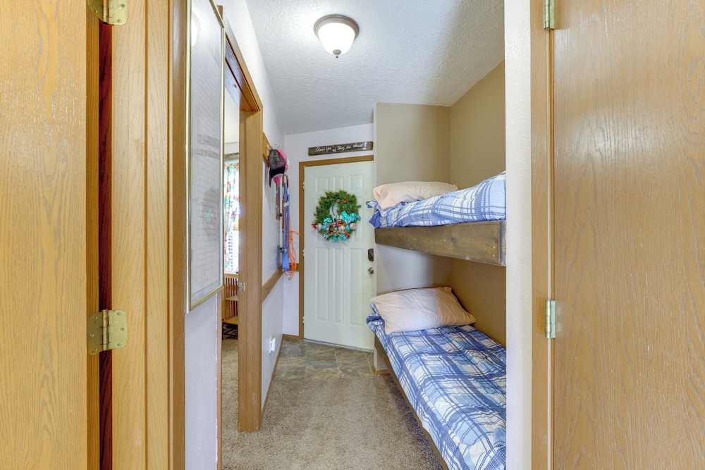 Walk to Angel Fire Resort: Getaway w/ Balcony