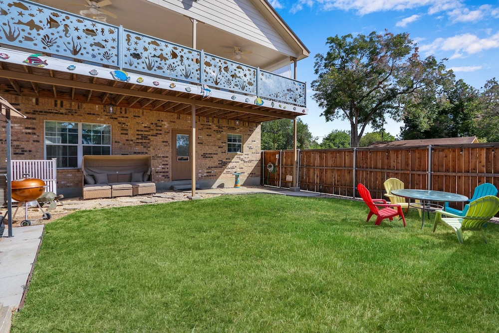 Amazing Lakefront Escape - A Stunner For Sleeps 14
