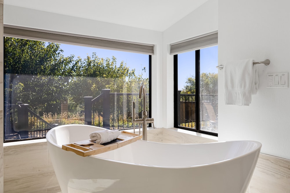 Paso Vista Bella by Avantstay Luxe Group Escape w Wine Country Views