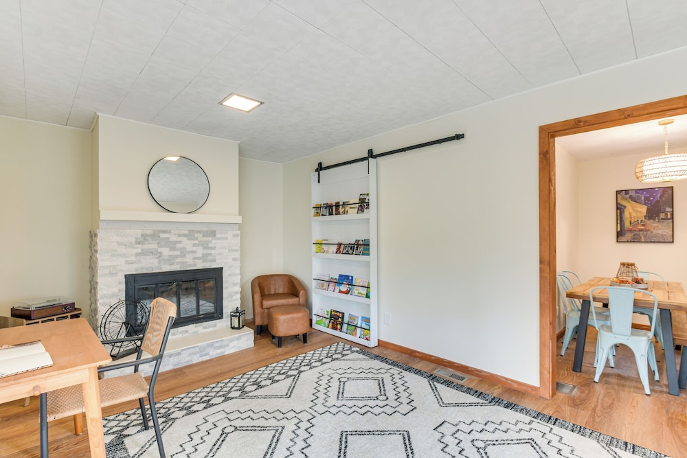 1 Mi to Dtwn Burlington: Modern Home w/ Yard!