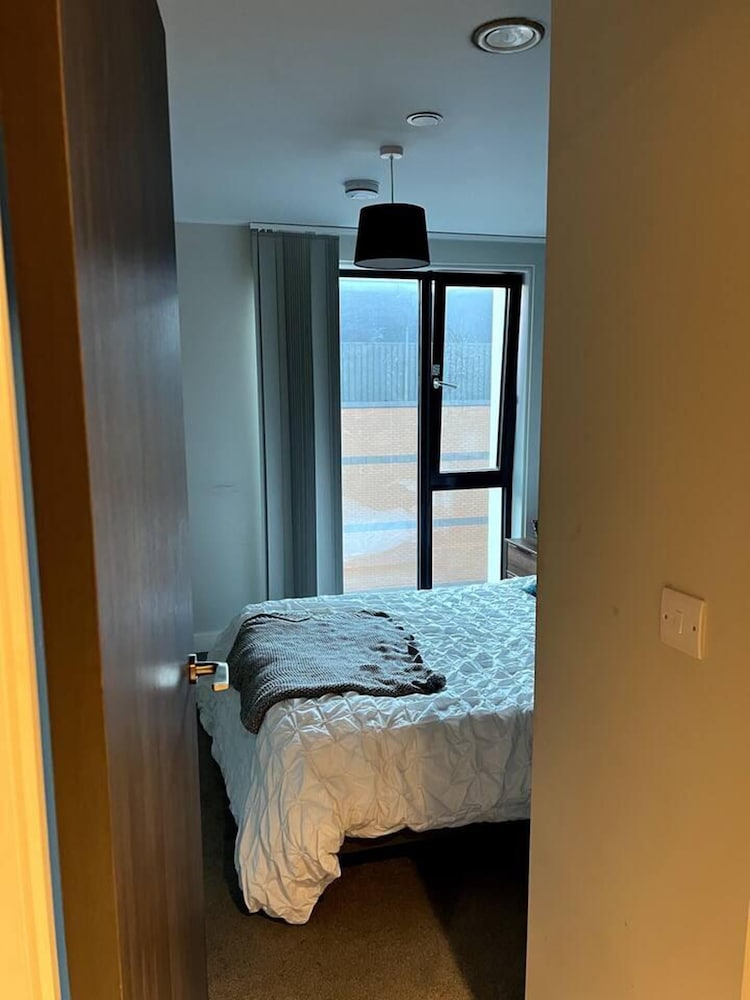 2-bed Luxury Apartment in Birmingham City Center view 5